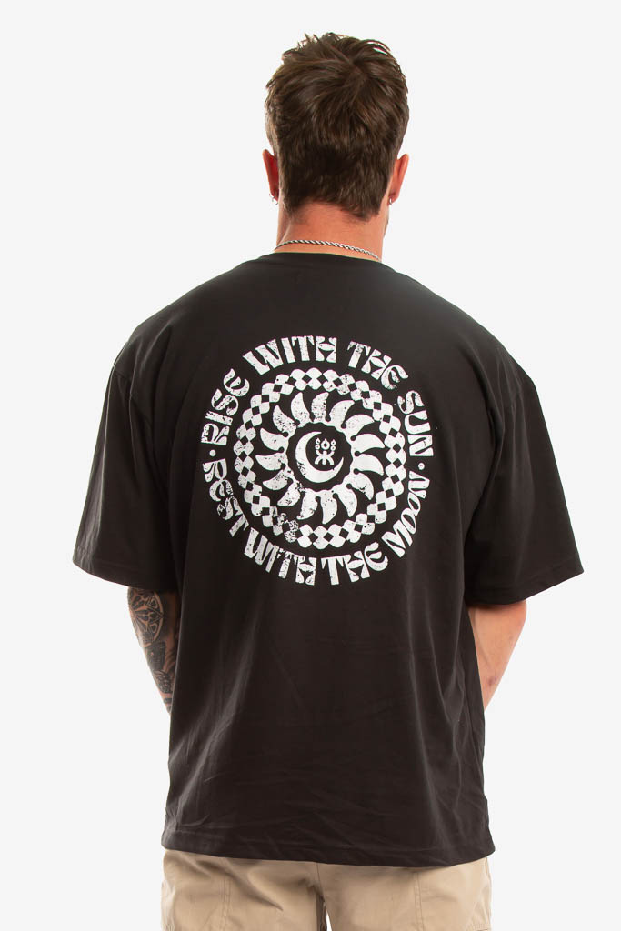 CAMISETA NEGRA RISE WITH THE SUN