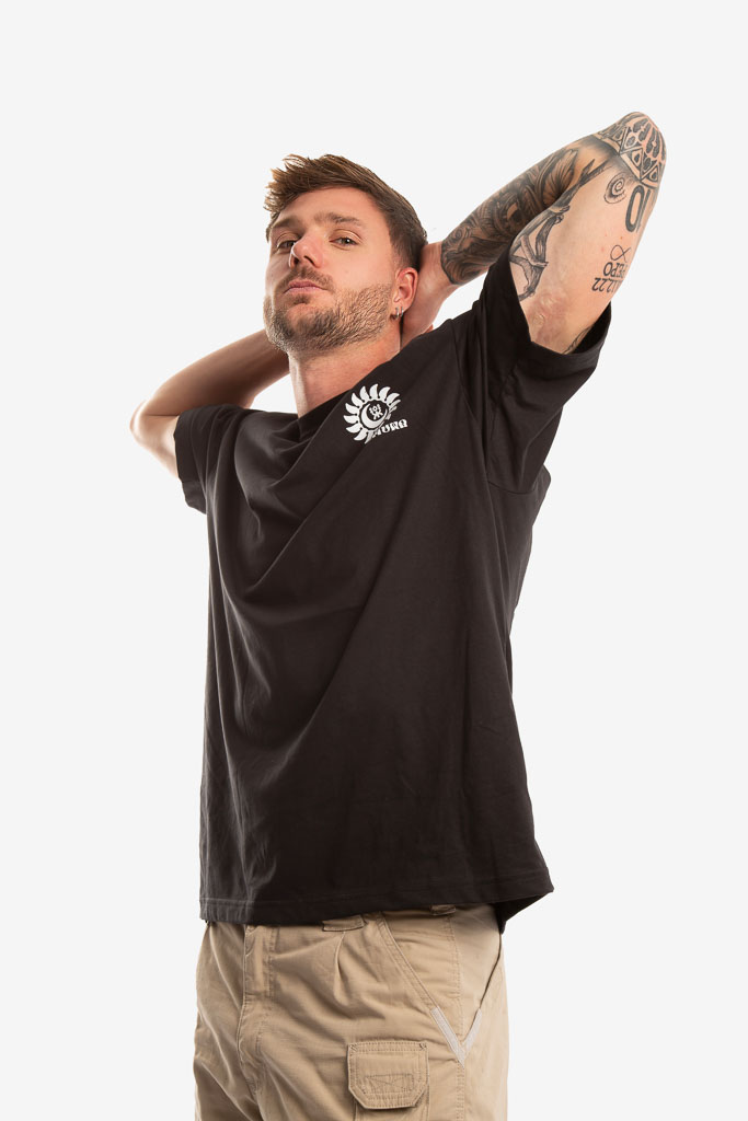 CAMISETA NEGRA RISE WITH THE SUN