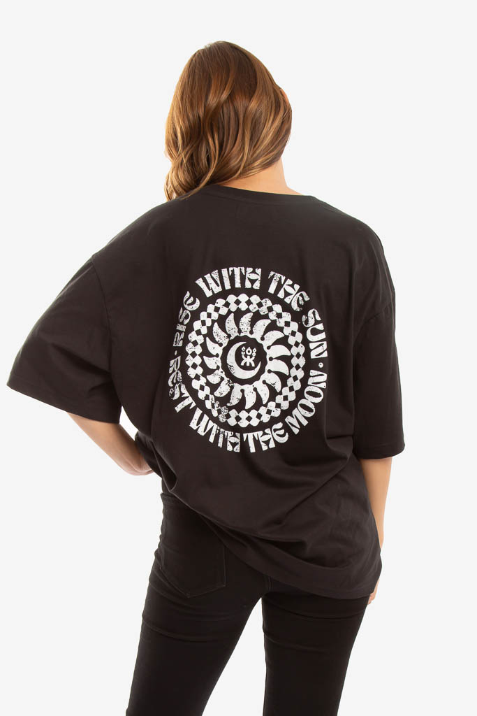 CAMISETA NEGRA RISE WITH THE SUN